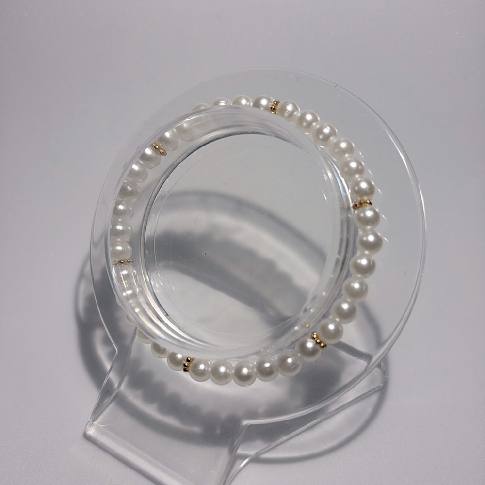 Pearls bracelet with gold connectors.